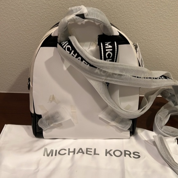 Backpack - Picture 2 of 4